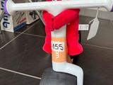 une peluche assise sur un scooter