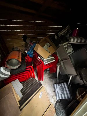 une pile de cartons et un poêle dans une pièce