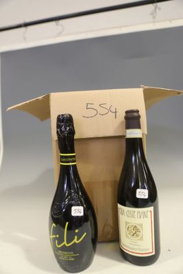 deux bouteilles de vin posées l'une à côté de l'autre sur un comptoir