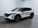 Le SUV Nissan blanc est garé dans une grande pièce.