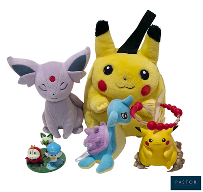 tout un tas de peluches assises les unes à côté des autres