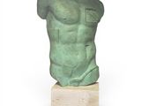 sculpture représentant un torse masculin sur un socle en marbre