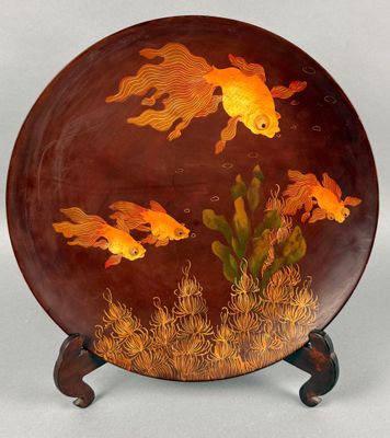une assiette décorative ornée de poissons rouges