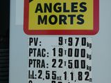 une pancarte à l'arrière d'un camion sur laquelle on peut lire « angles morts »