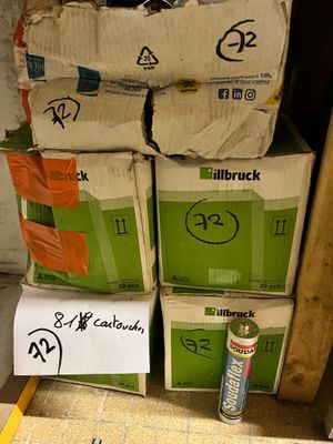 une pile de cartons sur laquelle est posée une pancarte