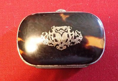 Porte-monnaie en écaille et métal, orné d'un double monogram…