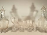 un groupe de verres à vin et une carafe sur une table