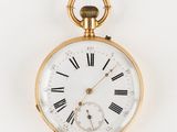 une montre de poche ancienne en or, avec des chiffres romains sur le cadran