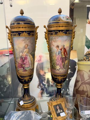 deux vases exposés dans une vitrine