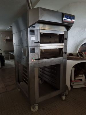 une image d'un four commercial dans une cuisine