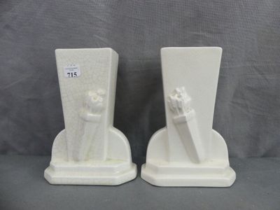 deux vases blancs posés sur une table