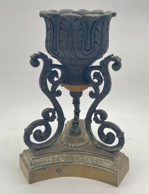 un vase bleu posé sur un socle, sur fond blanc