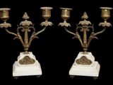 paire de candélabres anciens en laiton et marbre, sur des socles en marbre