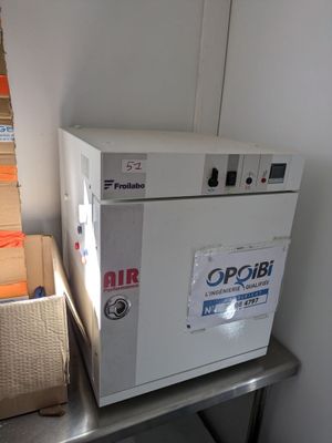une boîte blanche posée sur une table, à côté d'une boîte remplie de boîtes