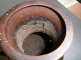 un pot en terre cuite posé sur une table