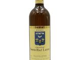 une bouteille de vin posée sur une table blanche