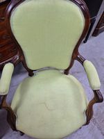 Fauteuil Voltaire garni de tissu vert (photo 3)