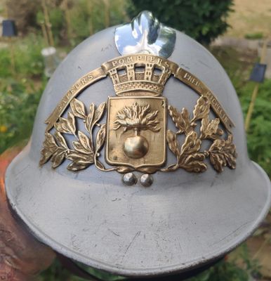 un casque argenté orné d'une crête dorée et d'une couronne