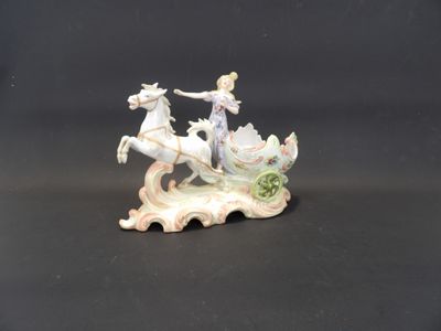 Groupe en porcelaine polychrome représentant une femme sur s…