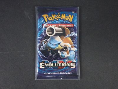 La carte à collectionner Pokémon est posée sur une surface noire