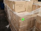 de nombreux cartons empilés les uns sur les autres dans un entrepôt