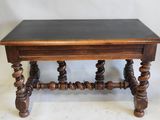 une vieille table en bois avec un plateau noir sur fond blanc