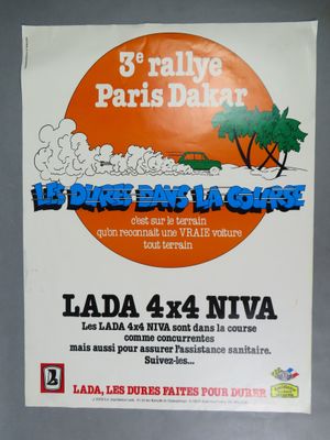 un panneau sur lequel est inscrit « Live by the Bay Lodge »