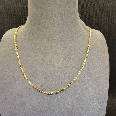 un collier à chaîne en or sur un mannequin mannequin mannequin mannequin mannequin mannequin mannequin mannequin mannequin mannequin