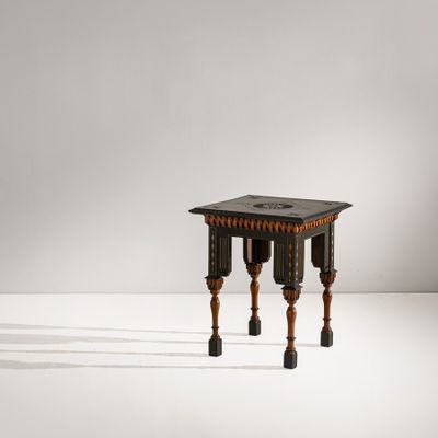 une image représentant une petite table en bois posée sur une surface blanche