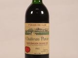 une bouteille de vin posée sur une table