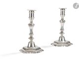 paire de chandeliers en argent sur fond blanc