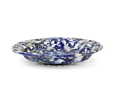 bol à mouchetures bleues et blanches sur fond blanc