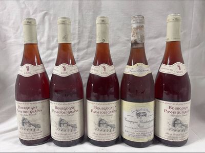 six bouteilles de vin sont alignées sur une table