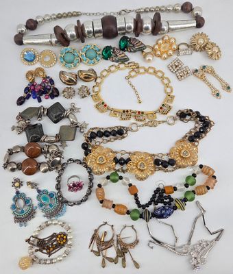 BIJOUX. Lot de bijoux fantaisies.