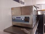 une machine posée sur le comptoir d'une cuisine