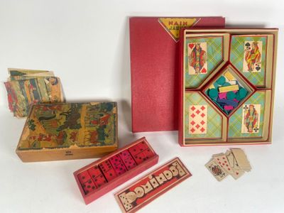 trois boîtes de cartes à jouer et une boîte de cartes à jouer posées sur une surface blanche