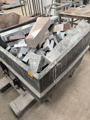 un gros tas de briques posé sur une palette