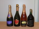plusieurs bouteilles de vin posées sur une table en bois