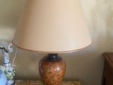 une lampe posée sur une table dans une pièce