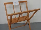 une chaise pliante en bois sur laquelle est accrochée une pancarte