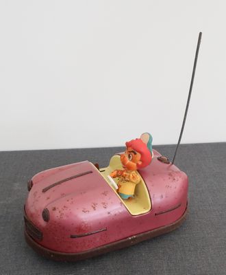 une petite voiture miniature avec une petite fille à l'intérieur