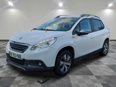 une voiture blanche garée dans une pièce au sol en damier