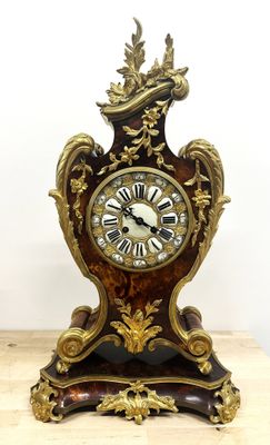 une horloge posée sur une table en bois