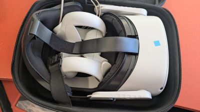 une valise contenant un casque audio et une télécommande