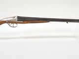 gros plan d'un fusil posé sur un support sur une surface blanche
