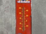 un thermomètre rouge sur lequel est représenté un homme