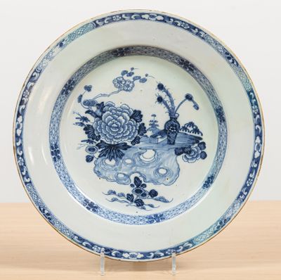 DELFT. Plat à fin décor en camaïeu bleu à l'imitation de la …