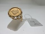 un gros plan d'une bague en or sur laquelle figure une inscription