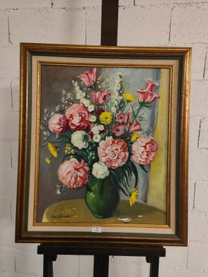 une peinture de fleurs dans un vase sur un chevalet