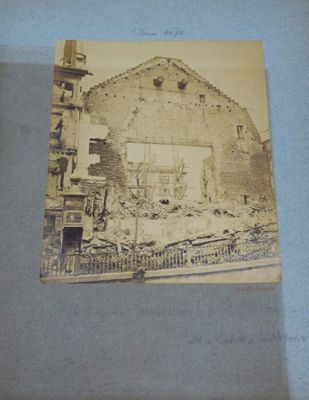 une vieille photo d'un bâtiment qui a été détruit par un incendie